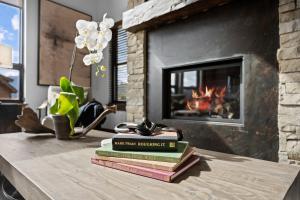 Rocky Mountain Gem! Two Large patios, Fireplace and Private Jacuzzi