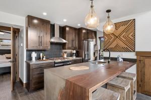 Rocky Mountain Gem! Two Large patios, Fireplace and Private Jacuzzi