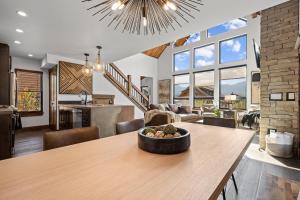 Rocky Mountain Gem! Two Large patios, Fireplace and Private Jacuzzi