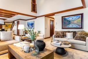 Lion Square Lodge South 750A