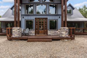 Brand New! GeauxinInn, Fireplace, Hot Tub, Swings, Free Firewood