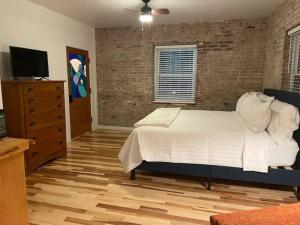 Brick Street Apartment-Studio Suite