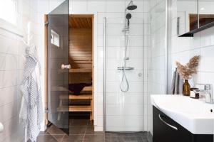 Guestly Homes - Seaside Stay with Sauna