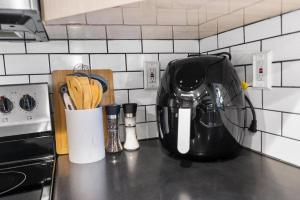 Tropical Oasis Located Near Lake With Pool and Hot Tub