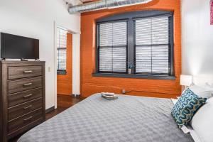 Centric NY Style Loft wKing bed