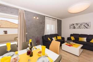 Family-friendly apartments with swimming pool Trogir - 20379