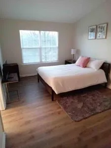 Elegant 4 bedroom house with community pool & deck - Frederick