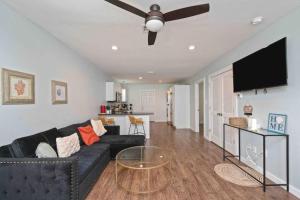 Stylish 2 bedroom home close 2 dtown, nas, and bch