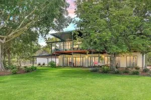 Golden Sands Retreat Beach House - Bynoe Harbour