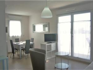 Appartement Moderne avec Terrasse, Parking et Clim au Lavandou - 4 Couchages - FR-1-251-122