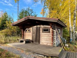 Elämyksellinen huvila Tuurujärven rannalla.