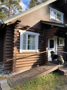 Elämyksellinen huvila Tuurujärven rannalla.