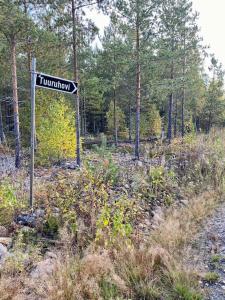 Elämyksellinen huvila Tuurujärven rannalla.