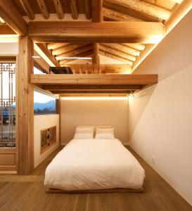 Luxury Hanok Stay Cloudscape