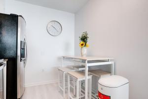 2BR Penthouse with Unbeatable Water Views and Parking