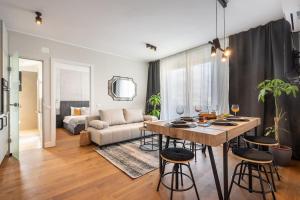 Stunning Views 2BR Midtown Flat - Charming Balcony