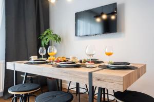 Stunning Views 2BR Midtown Flat - Charming Balcony