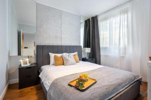 Stunning Views 2BR Midtown Flat - Charming Balcony