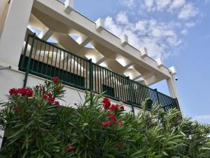 Queen Beach Apartments 