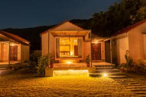 1br Cottage with Pool - Lake Escape by Roamhome