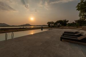 1br Cottage with Pool - Lake Escape by Roamhome