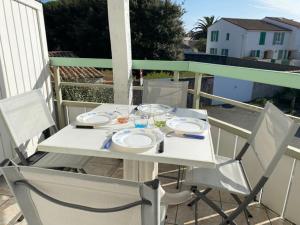 Appartements Appartement en duplex avec balcon, 5 minutes plage et centre village : photos des chambres
