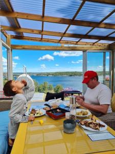 Archipelago villa, cabin & sauna jacuzzi with sea view, 30 minutes from Stockholm