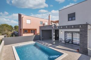 Modern villa Maeni with private pool in Pula