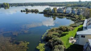 Lakeside family friendly property CW99