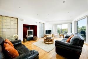 Lakeside family friendly property CW99