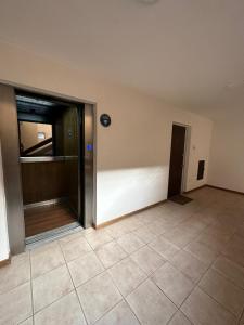 Departamento cerca de la playa y estacionamiento.