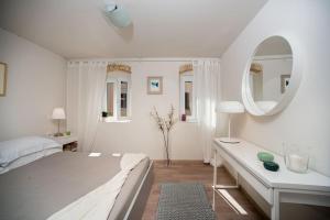 Newly Renovated 1730s Venetian Loft (01) !