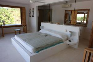 Propiedad de alto standing con vista al mar, piscina, tenis, hasta 12 personas