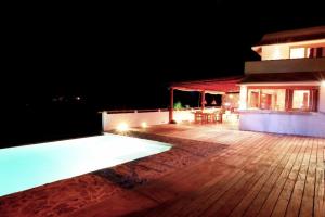 Propiedad de alto standing con vista al mar, piscina, tenis, hasta 12 personas