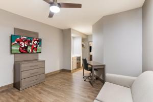 Two Room Suite with One King Bed Non-Smoking room in Red Roof Inn & Suites Corbin