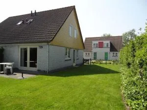 Nice holiday home with garden near beach - Kapelle