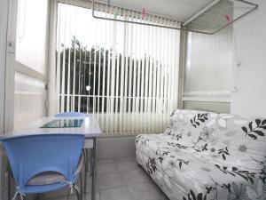 Charmant T1 avec Loggia au Sud, Calme, Près Centre-Ville, Garage, Bien Équipé - FR-1-553-58