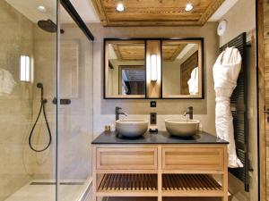 Méribel : Superbe appartement de 140m², 4 chambres, accès pistes, cheminée, WIFI, parking - FR-1-613-25