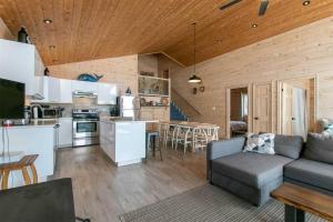 **WATERFRONT**BEAUTIFUL MODERN TOBERMORY COTTAGE