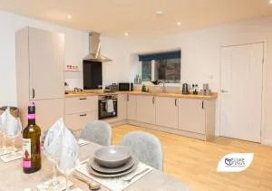 Luke Stays - Good Station Cottages - Willington