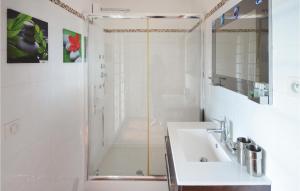 Maisons de vacances Awesome Home In La Gaude With Kitchen : photos des chambres