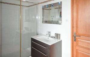 Maisons de vacances Awesome Home In La Gaude With Kitchen : photos des chambres