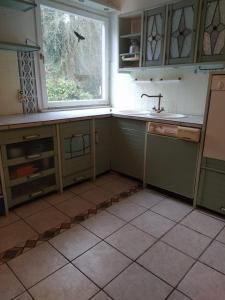 In Kadenbach, Schöne Ferienwohnung im ruhigen