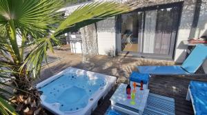 Studio tout équipé avec Terrasse Piscine chauffée et Jacuzzi