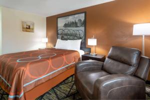 Queen Room - Smoking room in Super 8 by Wyndham Wooster
