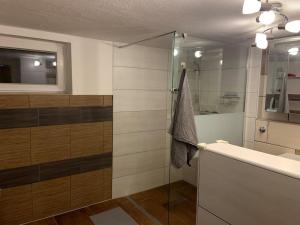 Schöne moderne & rustikale Einliegerwohnung mit Küche