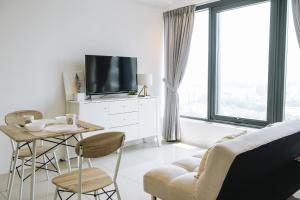 The WHITE, 2BR Cityview by WStay @ Tropicana 218 Macalister