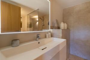 Appartements Mougins Collection - Ravissante suite avec Bassin a debordement et a remous : photos des chambres