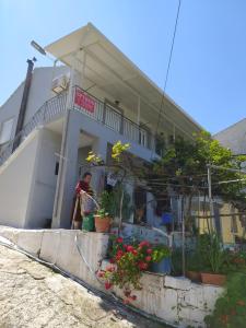 Spiros full House in Marathias