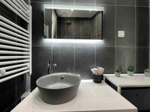 Cozy & Boho Top Center Apartment